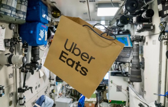 Uber Eats ha effettuato la prima consegna di cibo nello spazio questo fine settimana