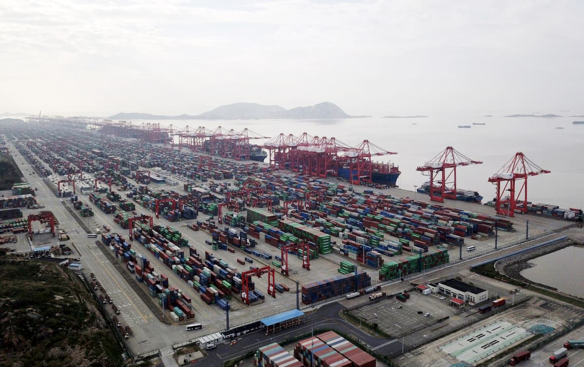 Il porto di Shanghai continua a essere il primo a livello mondiale per traffico di container